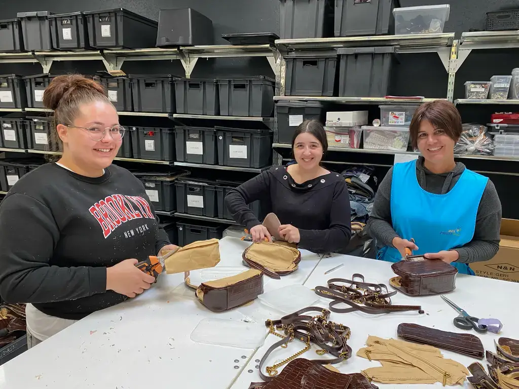 ouvrières confectionnant des sacs a main