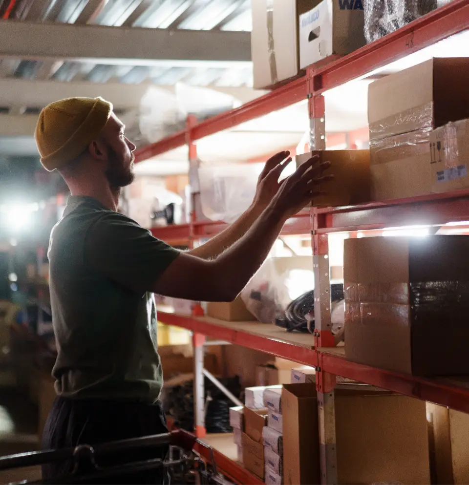 image d'un logisticien regardant ses stocks